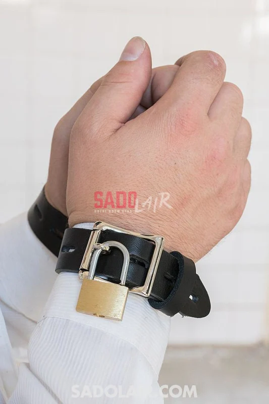 Locking leather BDSM strap cuffs